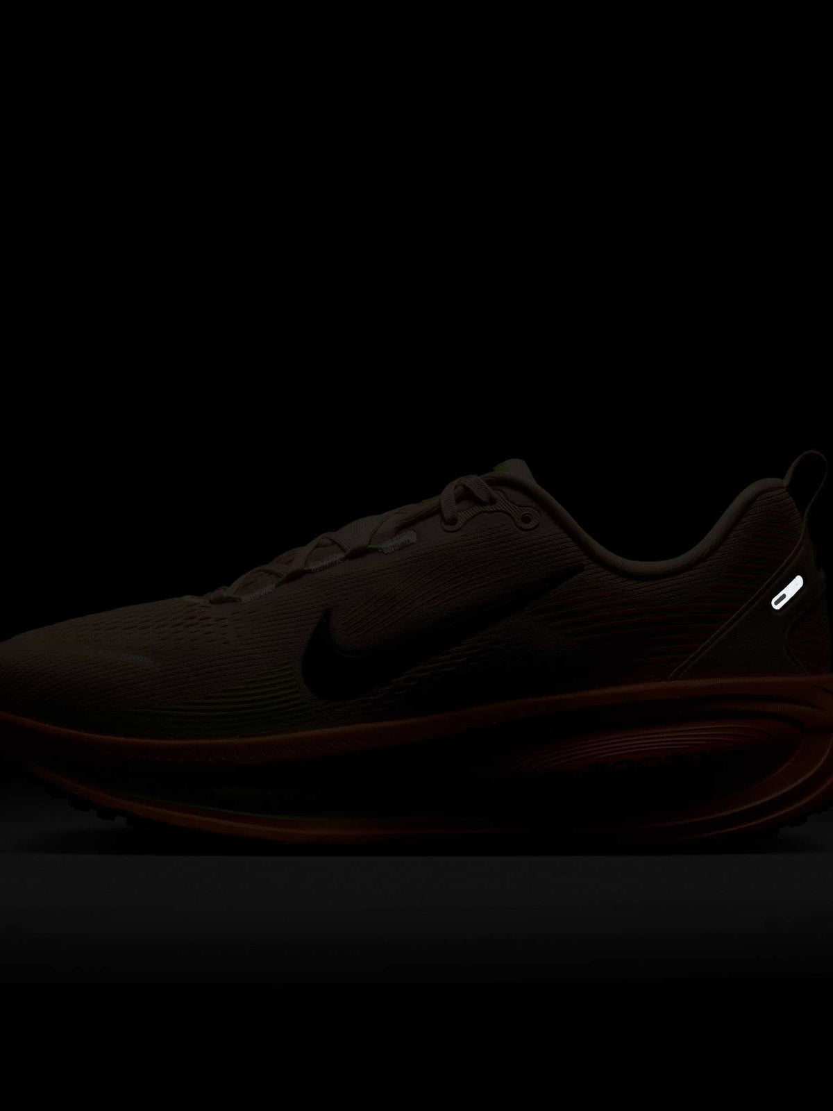 NIKE Обувки VOMERO 18