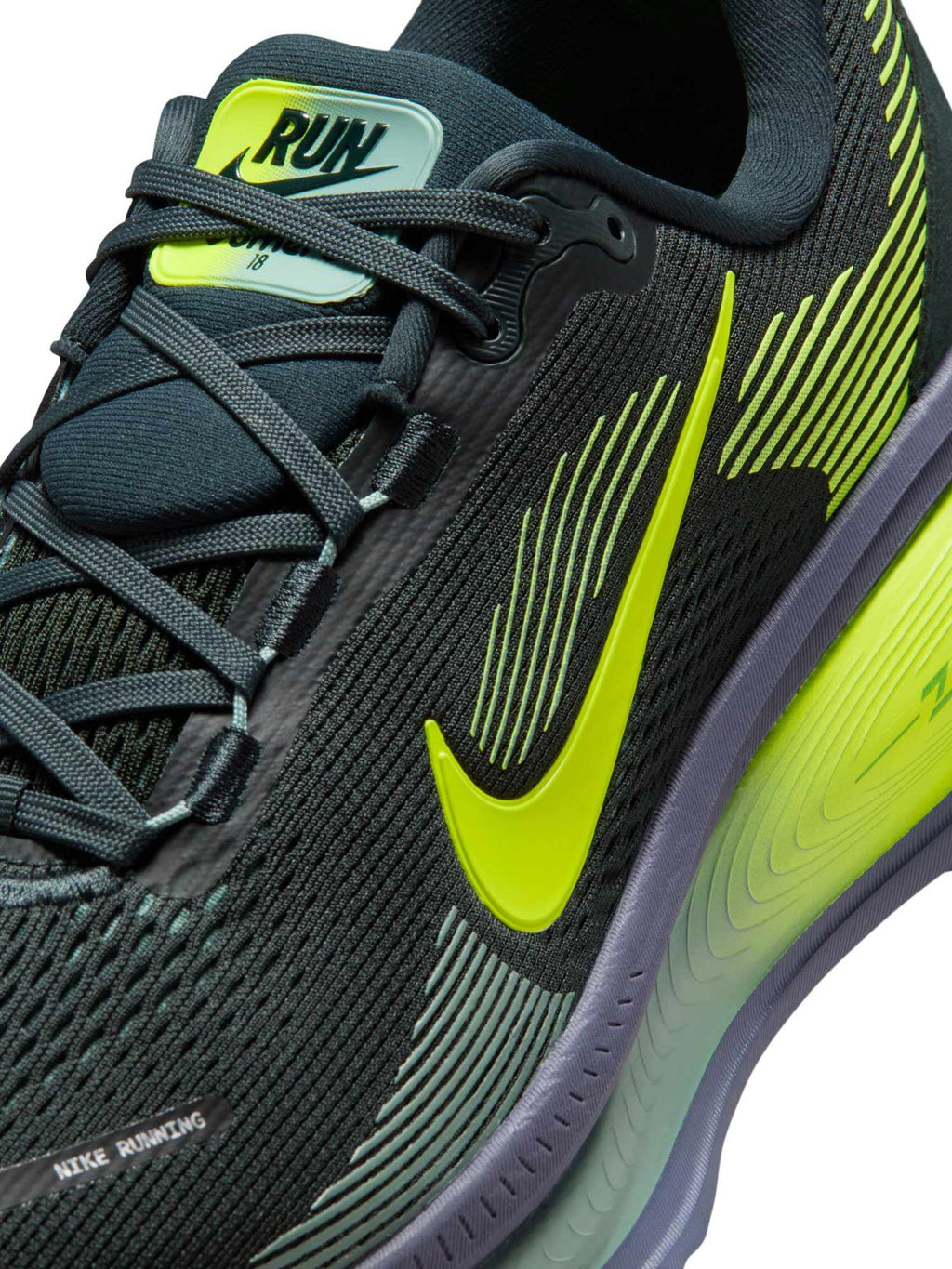 NIKE Обувки VOMERO 18